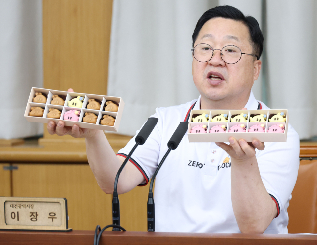 이장우 시장은 5일 주재한 확대간부회의에서 ‘대전 0시 축제’를 앞두고 시민 안전과 경제 활성화 등의 최우선 가치를 위한 철저한 준비를 강조했다. 대전시 제공