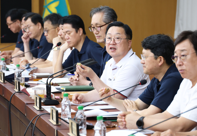 이장우 시장은 5일 주재한 확대간부회의에서 ‘대전 0시 축제’를 앞두고 시민 안전과 경제 활성화 등의 최우선 가치를 위한 철저한 준비를 강조했다. 대전시 제공