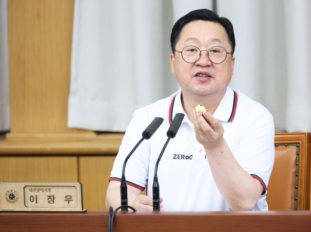 이장우 시장은 5일 주재한 확대간부회의에서 ‘대전 0시 축제’를 앞두고 시민 안전과 경제 활성화 등의 최우선 가치를 위한 철저한 준비를 강조했다. 대전시 제공