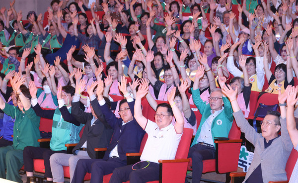 대전시는 5일 시청 대강당에서 이장우 대전시장과 조원휘 대전시의장 등 700여 명이 참석한 가운데 ‘대전 0시 축제 자원봉사 발대식’을 개최했다. 대전시 제공