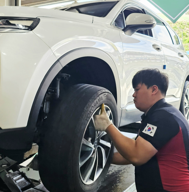 타이어 안전점검 진행 모습.타이어뱅크 제공.