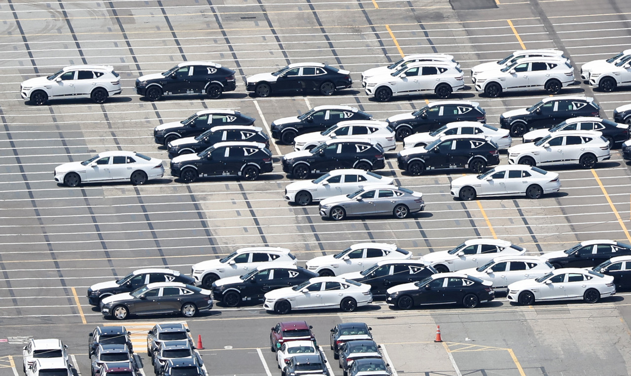 한미 무역협상이 타결된 지난 7월 31일 현대자동차 울산공장 수출선적부두 옆 야적장에 완성차가 대기하고 있다. 한국은 미국에 3천500억달러(약 487조원)를 투자하는 등의 조건으로 상호관세를 기존 25%에서 15%로 낮추는 것에 합의했다. 15%의 관세율은 지난 4월부터 품목별 관세 25%가 부과되고 있는 자동차에도 적용된다. 2025.7.31 사진=연합뉴스.