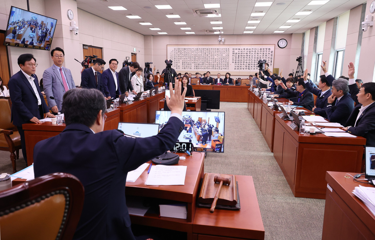 1일 서울 여의도 국회에서 방송 3법, 노란봉투법, 상법 등 을 심의, 의결하기 위해 열린 법제사법위원회 전체회의에서 방송 3법이 통과되고 있는 가운데 법사위 국민의힘 간사 박형수 의원을 비롯한 의원들이 토론 종결 등 위원회 운영에 대해 이춘석 위원장에게 항의하고 있다. 2025.8.1 사진=연합뉴스. 