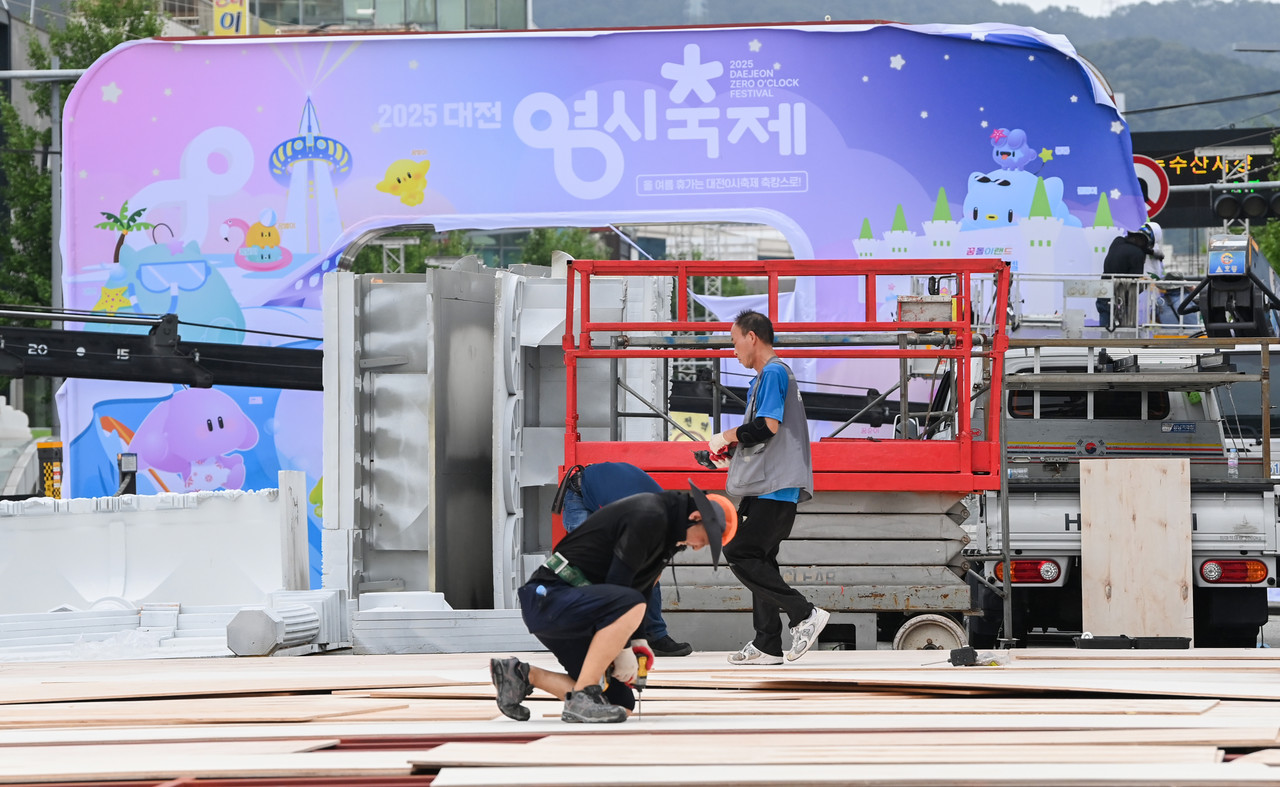 '2025 대전 0시 축제' 개막을 이틀 앞둔 6일 대전 중구 중앙로에서 축제 준비를 위해 교통을 통제하고 구조물을 설치하고 있다. 0시 축제 기간을 전후한 6일 오전 5시부터 17일 24시까지 중앙로와 대종로 일원 교통이 통제된다. 김주형 기자 kjh2667_@cctoday.co.kr