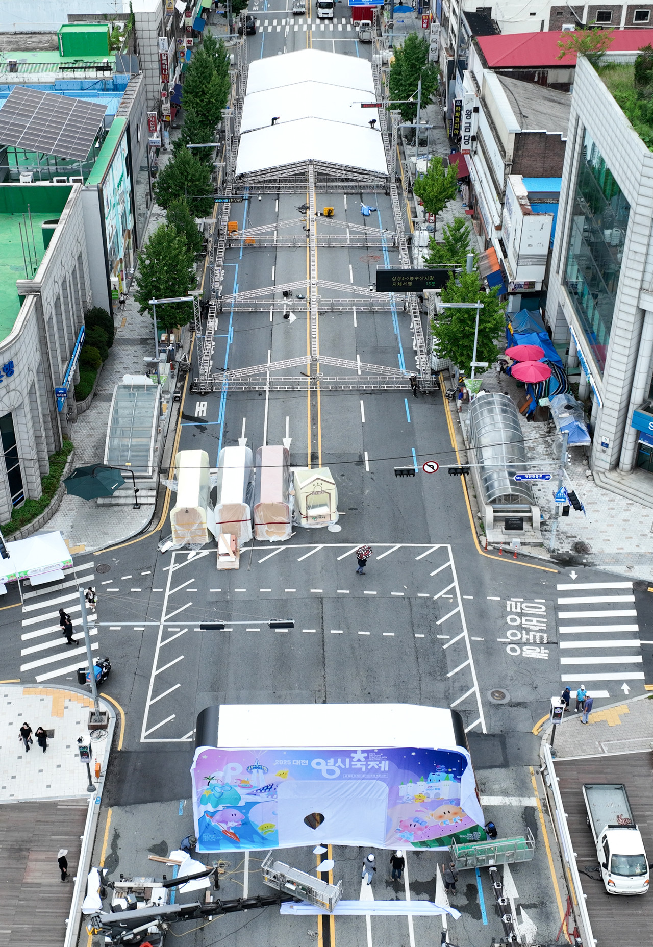 '2025 대전 0시 축제' 개막을 이틀 앞둔 6일 대전 중구 중앙로에서 축제 준비를 위해 교통을 통제하고 구조물을 설치하고 있다. 0시 축제 기간을 전후한 6일 오전 5시부터 17일 24시까지 중앙로와 대종로 일원 교통이 통제된다. 김주형 기자 kjh2667_@cctoday.co.kr