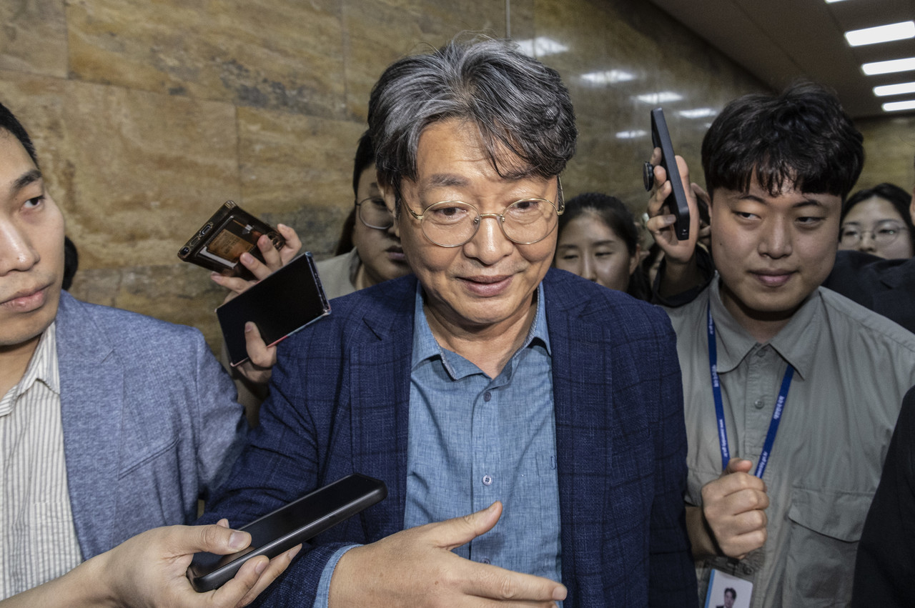 차명 주식거래 의혹이 제기된 국회 법제사법위원장 더불어민주당 이춘석 의원이 5일 국회에서 열린 본회의에 참석한 뒤 본회의장을 빠져나가다 취재진 질문을 받고 있다. 2025.8.5 사진=연합뉴스. 