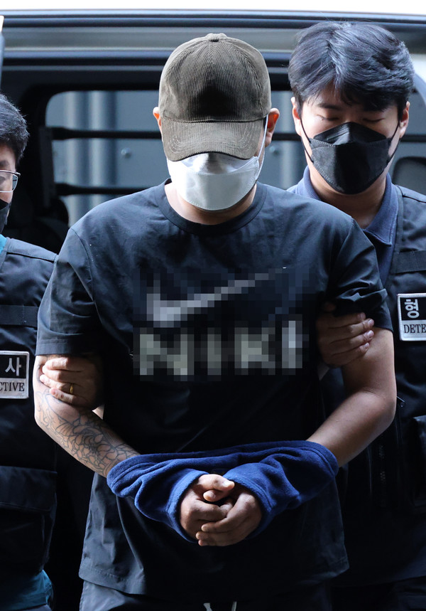 체포돼 경찰서로 들어서는 대전 교제살인 피의자. 사진=연합뉴스 제공