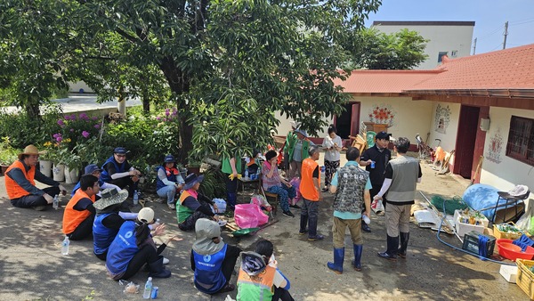 ▲ 수해복구에 나선 자원봉사자들이 휴식하고 있다.  사진=박애란 명예기자