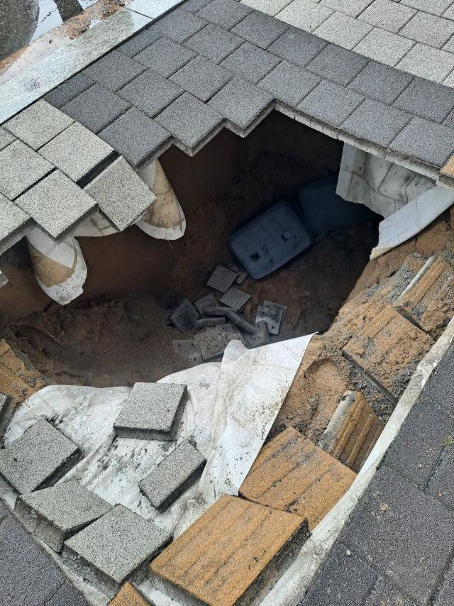 충주시 칠금동 708번지 앞 보도에서 발생한 싱크홀 모습. 가로 1.2m, 세로 2m, 깊이 2m 규모로 추가 붕괴 우려가 커 통제선이 설치됐다.사진=독자제공