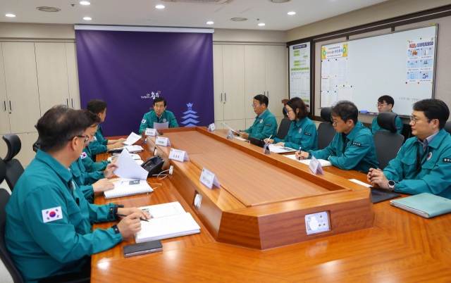 조길형 충주시장이 싱크홀 사고와 관련해 7일 오전 시청에서 긴급 대책회의를 주재하며 관계 부서장들과 재발 방지 대책을 논의하고 있는 모습이다.사진=충주시