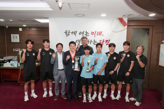 신평고등학교 축구부가 ‘제58회 대통령금배 전국 고등학교 축구대회’에서 사상 첫 우승을 달성했다. 당진시 제공