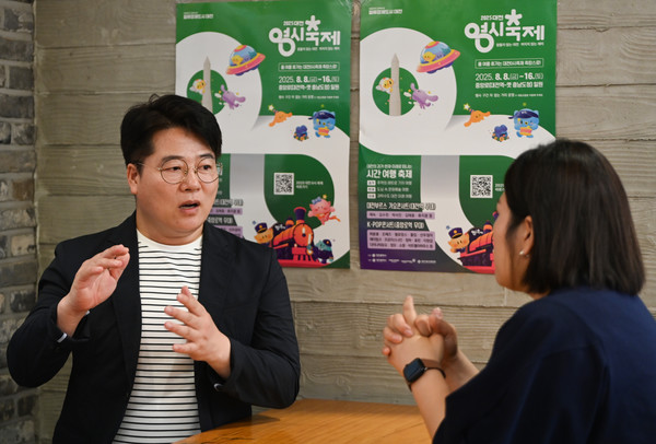 정유정 충청투데이 편집국 부국장과 2025 대전 0시 축제위원회 김영길 위원(맛상무 유투버)이 4일 대전 서구 둔산동의 한 카페에서 대담을 하고 있다. 김주형 기자 kjh2667_@cctoday.co.kr