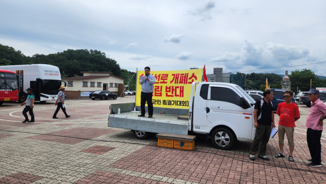 정영철 영동군수는 8일 영동군 일원에서 ‘345킬로볼트 신장수-무주영동 송전선로 건설 사업’에 대한 반대 의사를 표명하고 있다.