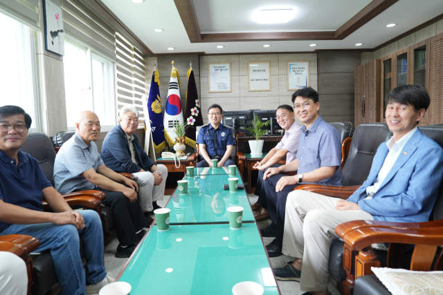 공주교도소 김봉영 소장과 교도 행정에 대한 대화를 나누는 모습.사진=김익환 기자