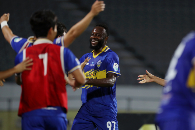 9일 오후 이순신종합운동장에서 치러진 ‘하나은행 K리그2 2025’ 24라운드 충남아산FC와 경남FC의 경기는 2대 2 무승부로 끝났다. 후반 역전 득점을 기록한 아산 은고이가 기뻐하고 있다. 한국프로축구연맹 제공.