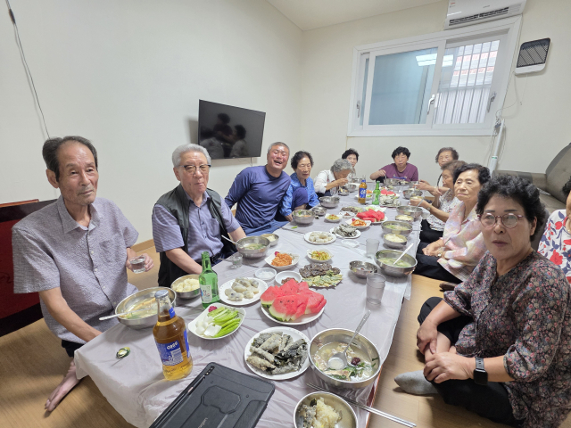 지난 9일 말복에 주민들이 경로당에 모여 삼계탕과 음식을 차려 말복을 넘는 행사 사진=이상문 기자
