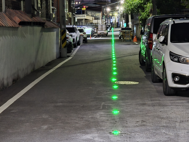 최근 설치한 경로당 앞 도로표지병은 어두운 골목길을 환하게 밝혀주고 있었다. 사진= 이장 제공