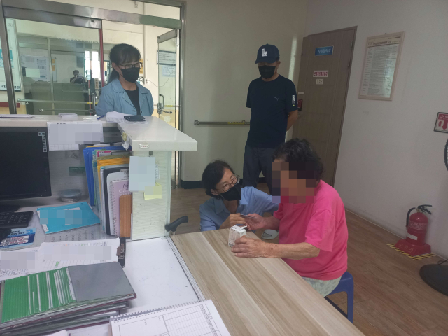 거동이 불편한 어르신께 소비쿠폰을 전달하고 있는 서천읍 직원.사진=서천군 제공.