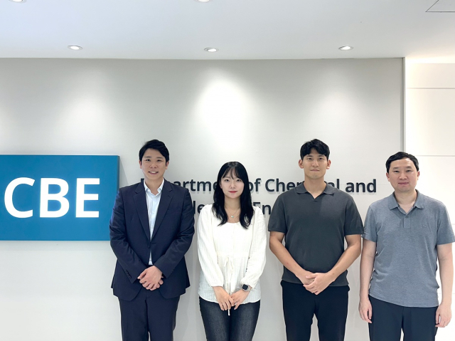 KAIST 연구진이 전기 자극 하나만으로 세포 안팎에서 원하는 신호 물질을 생성하고 이를 통해 세포 반응을 전기 스위치처럼 켜고 끌 수 있는 플랫폼을 개발했다. KAIST 제공