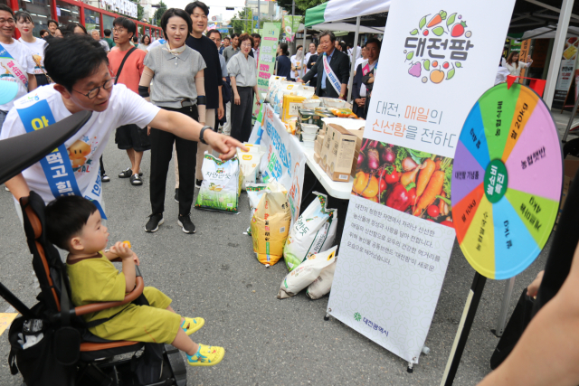 농협중앙회 대전지역본부는 8일 대전 0시 축제 개막식에서 시민들과 관람객들을 대상으로 범국민 쌀 소비 촉진 캠페인을 진행했다. 대전농협 제공