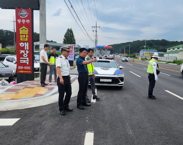 충주경찰서가 교통 사망사고 현장을 찾아 사고 원인을 분석하며 재발 방지 대책을 논의하는 모습이다.사진=충주경찰서