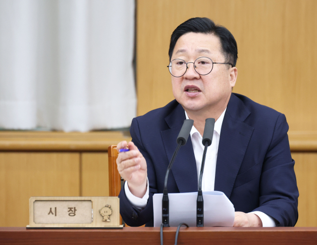 이장우 대전시장은 11일 주재한 주간업무회의에서 ‘대전 0시 축제’의 순조로운 진행을 높이 평가하며 공직자들의 노고를 격려하는 동시에 끝까지 긴장의 끈을 놓지 말 것을 당부했다. 대전시 제공