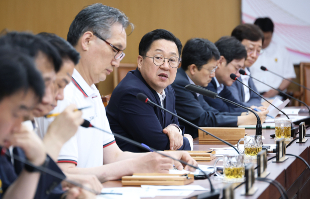 이장우 대전시장은 11일 주재한 주간업무회의에서 ‘대전 0시 축제’의 순조로운 진행을 높이 평가하며 공직자들의 노고를 격려하는 동시에 끝까지 긴장의 끈을 놓지 말 것을 당부했다. 대전시 제공