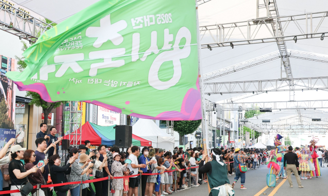 시민들이 지난 8일 개막한 ‘2025 대전 0시 축제’에 참여해 행사를 즐기고 있다. 대전시 제공
