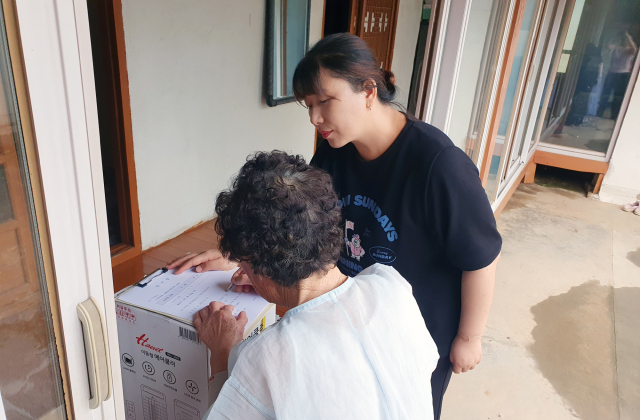 서산시가 집중호우 피해를 본 가구에 온정으로 전달된 전자제품 등을 전달하는 모습. 서산시 제공