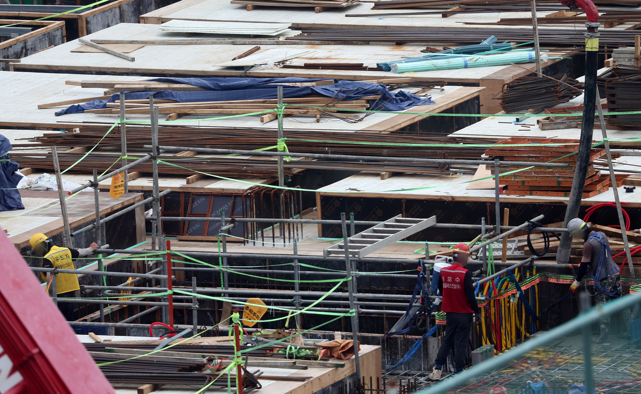 정부가 건설 현장의 불법 하도급에 대한 집중 단속에 나선 11일 서울 시내 한 아파트 건설 현장에서 작업자들이 작업을 하고 있다.국토교통부와 고용노동부는 부실시공, 안전사고, 임금 체불의 주요 원인으로 지목되는 건설현장 불법 하도급을 근절하기 위해 이날부터 다음 달 30일까지 관계기관 합동 단속을 실시한다. 2025.8.11 사진=연합뉴스. 