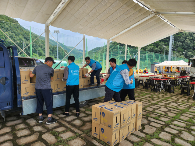 7월 21일 경남 합천군 호우피해 지역 주민의 일상 회복 지원을 위해 한국수자원공사 직원봉사단 ‘물사랑나눔단’이 병입 수돗물을 운반하고 있다. 공사 제공