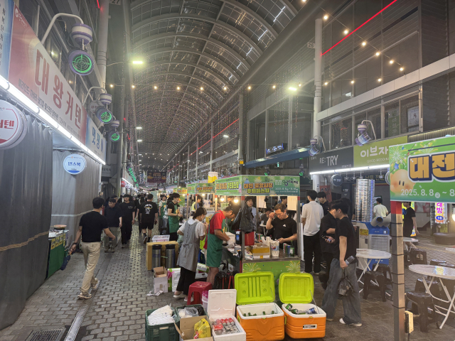 11일 대전시 중앙시장에서 0시축제와 더불어 '대전 중앙시장 푸드페스타'가 진행되고 있다. 사진=권오선 기자.