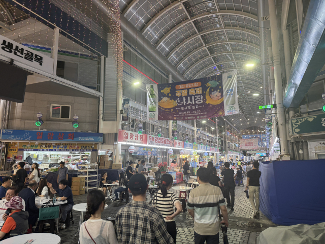 11일 대전 0시축제가 개최되고 있는 중앙시장에 시민들이 거리를 구경하며 음식을 먹고 있다. 사진=권오선 기자.
