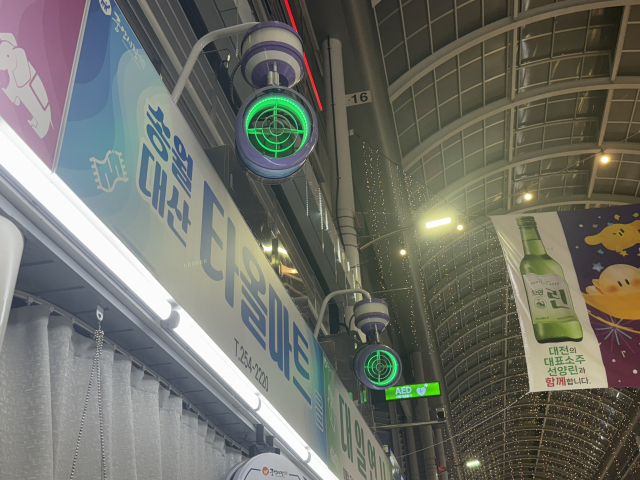 11일 중앙시장 내부에 일정 기온을 넘어서면 시원한 바람을 분사하는 냉방 기기가 설치돼 있다. 사진=권오선 기자.