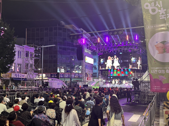 11일 0시축제 중앙로 무대에서 시민들이 공연을 관람하고 있다. 사진=권오선 기자.