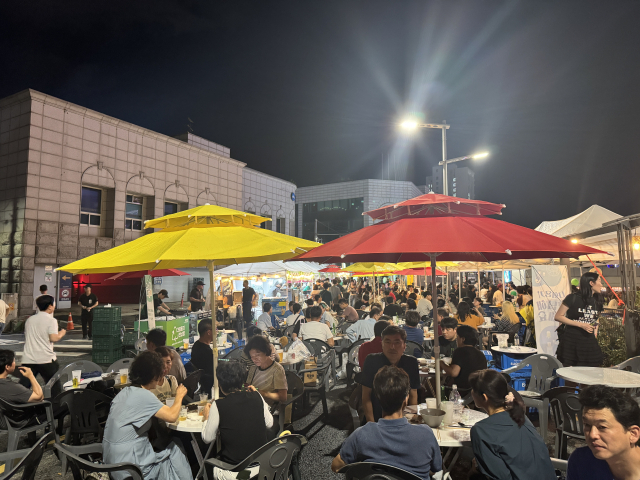 11일 대전천 인근에 축제 음식을 즐기는 시민들로 가득 차 있다. 사진=권오선 기자.