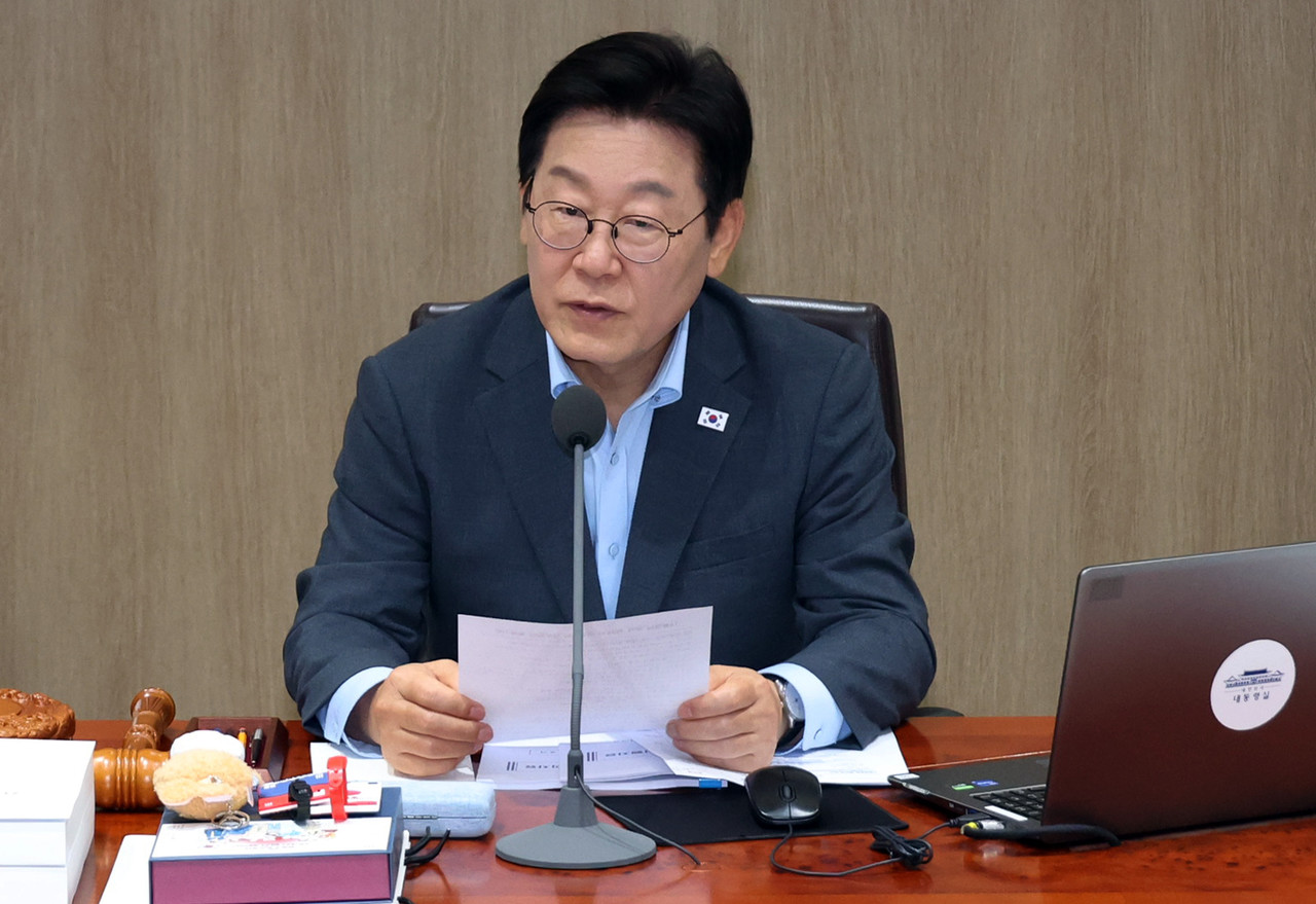 이재명 대통령이 12일 서울 용산 대통령실에서 국무회의를 하고 있다.이 대통령 자리 앞쪽에 광복 80주년 기념 태극기 달기 캠페인 인형 열쇠고리와 네임택이 놓여 있다. 2025.8.12 사진=연합뉴스,