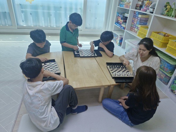 센터는 미취학 아동(24개월7세), 초등생(14학년), 통합(24개월~초등 4학년) 등 3개 홈으로 구분해 운영하며, 부모들의 돌봄 부담을 효과적으로 줄여주고 있다.