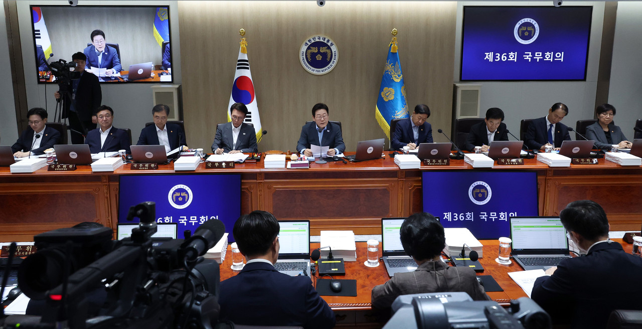 12일 용산 대통령실에서 열린 국무회의에서 국무위원들이 이재명 대통령의 발언을 적고 있다. 2025.8.12 사진=연합뉴스.