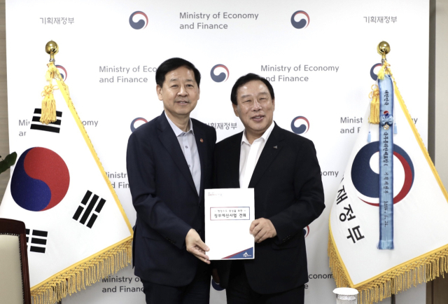 ▲ⓒ최민호 세종시장이 13일 정부서울청사에서 구윤철 경제부총리를 만나 정부부처 추가 이전을 비롯해 대통령 세종집무실, 국회세종의사당 건립 등 행정수도 완성과 관련한 주요 현안에 대한 내년도 국가예산 반영을 공식 요청했다. 세종시 제공