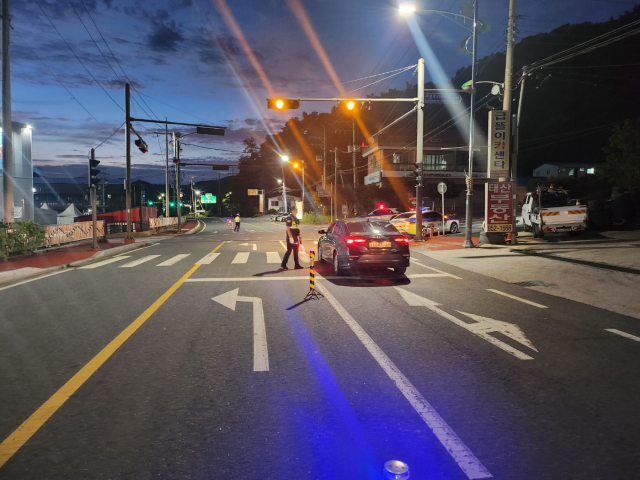 서천경찰서 직원이 음주단속을 실시하고 있는 모습.사진=서천경찰서 제공.