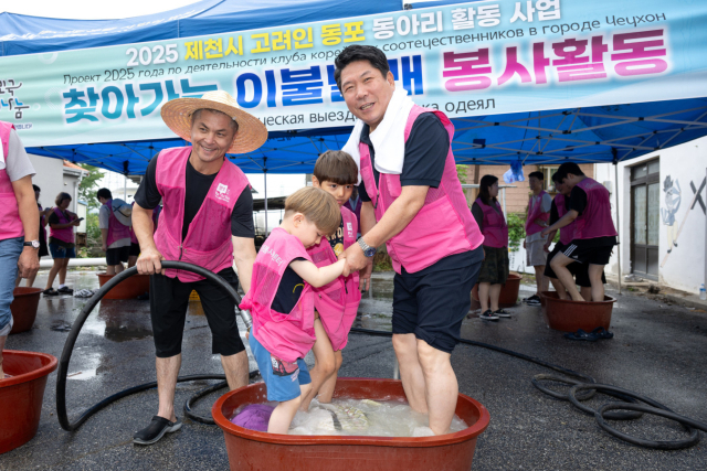 제천 이주 고려인 동포들이 지난 9일 봉양읍 팔송리 다목적회관에서 김창규 제천시장과 함께 이불 빨래 봉사를 펼치고 있다. 제천시 제공