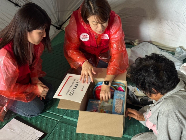 심혜설 세이브더칠드런 중부지역본부장(가운데)이 충남 집중호우 피해 가정에 생필품을 전달하고 있다. 세이브더칠드런 제공