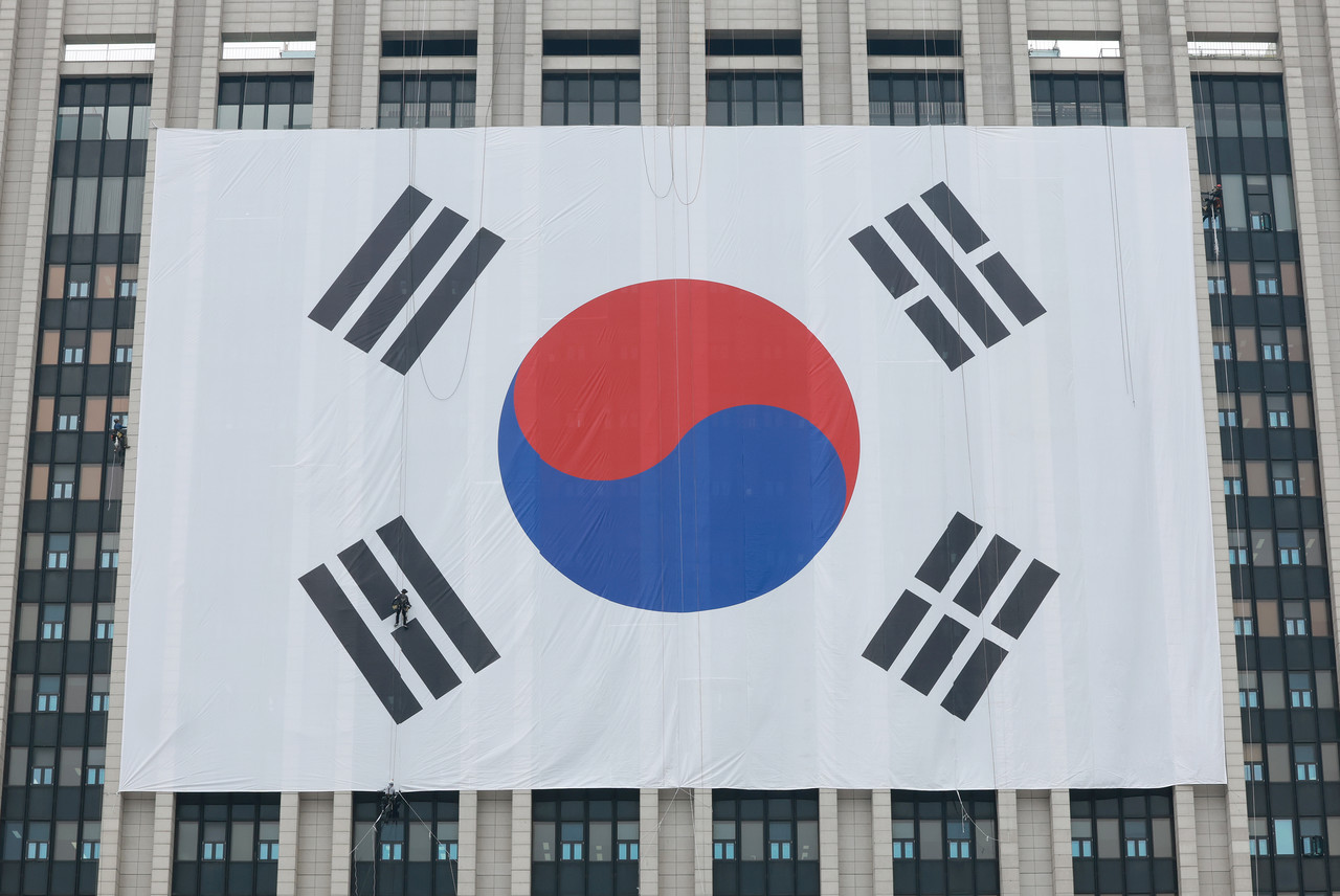 광복절을 나흘 앞둔 지난 11일 정부서울청사 외벽에 대형 태극기가 걸려 있다. 2025.8.11 사진=연합뉴스.