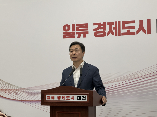 13일 대전시청 기자회견실에서 이택구 대전시 정무경제과학부시장이 나노반도체 산업단지 예비타당서조사 철회와 관련해 설명하고 있다. 사진=권오선 기자