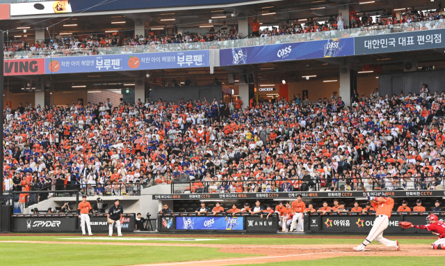 대전한화생명볼파크을 찾은 관중들이 경기를 관람하고 있다. 김주형 기자 kjh2667_@cctoday.co.kr