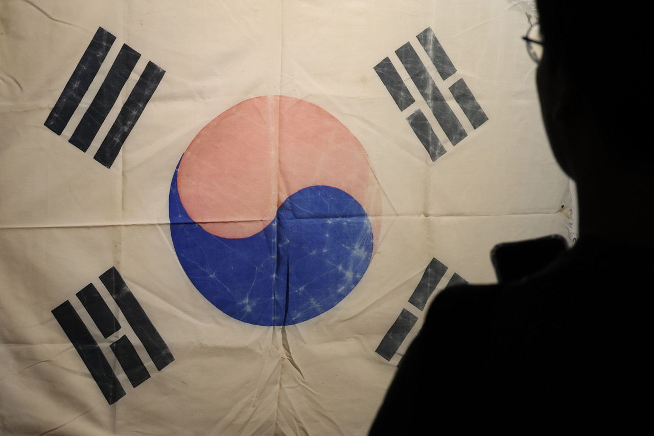 광복 80주년을 앞둔 지난 10일 서울 종로구 대한민국역사박물관을 찾은 관람객들이 광복 80주년 기념 특별전 '태극기 함께 해온 나날들'을 둘러보고 있다. 2025.8.10 사진=연합뉴스.