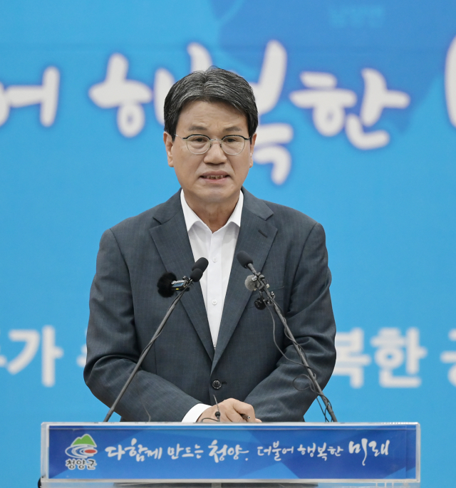 김돈곤 청양군수는 14일 군청 대회의실에서 기자회견을 열고 지천댐 건설·충남도 예산 삭감과 관련해 공식 입장을 발표하고 있다.