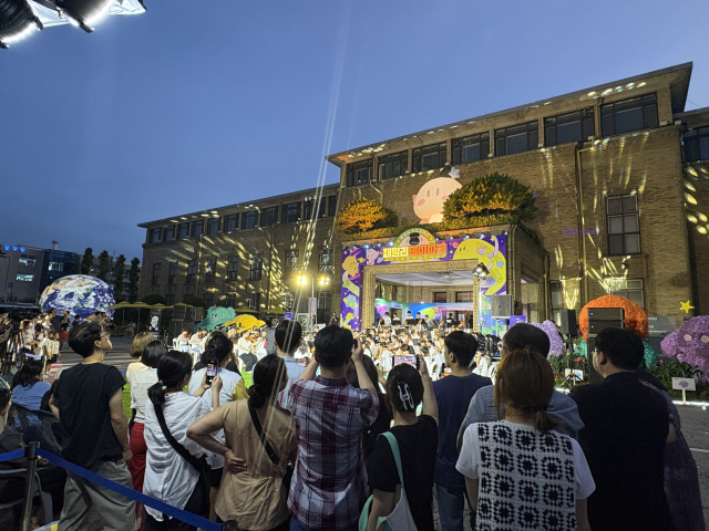 13일 패밀리테마파크 야외무대에서 진행된 대전꿈의오케스트라 연주회 ‘한여름밤의 영화음악 콘서트’. 사진 대전문화재단 제공