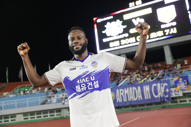 충남아산FC 은고이가 15일 치러진 안산그리너스와의 경기를 마치고 세리머니를 하고 있다. 한국프로축구연맹 제공.